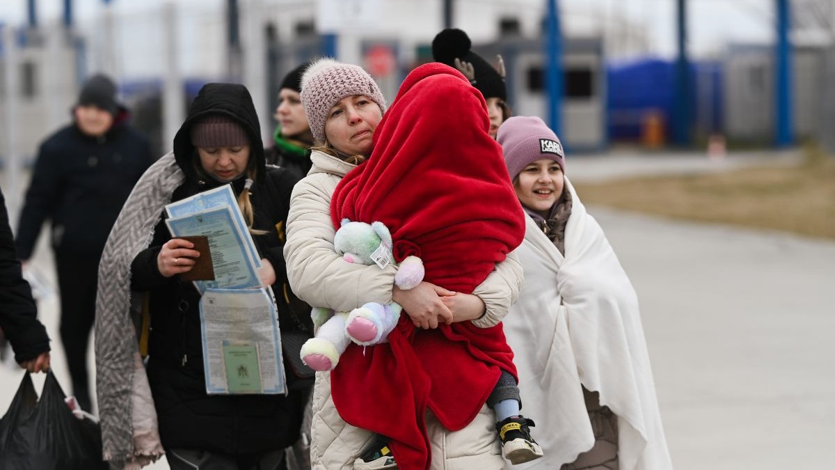 Refugiati ucraineni sosesc in Romania, dupa ce au traversat Dunarea, cu feribotul, la Isaccea, punct de frontiera intre Ucraina si Romania, marti, 8 martie 2022.