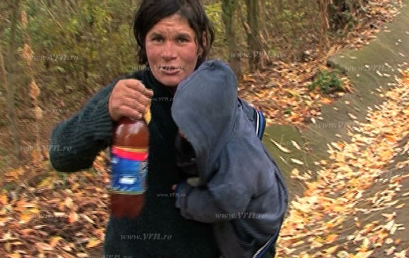Mama beată în șant la Vaslui. Femeia a născut al unsprezecelea copil
