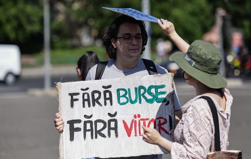 După ce a tăiat bursele elevilor, Ministerul Educației publică un studiu ale cărui concluzii contrazic toate măsurile pe care le-a adoptat