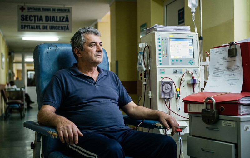Cum este pusă în pericol viața pacienților dependenți de dializă prin blocarea unor licitații suspecte. Explicațiile oferite de spitalele implicate în achiziții