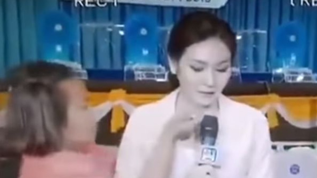 O prezentatoare TV a fost atacată de o femeie în timpul unei emisiuni live