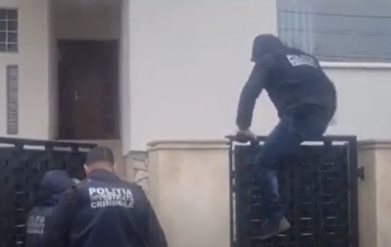 FAZA ZILEI: Unul sare gardul, altul intră pe poarta descuiată. Momentul în care polițiștii îl caută, fără succes, pe Cherecheș la el acasă - VIDEO