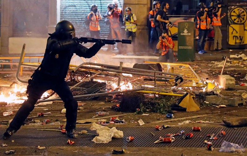Violențe în Barcelona, după ce sute de mii de oameni au făcut grevă generală. Centrul orașului, scena confruntărilor dintre poliție și separatiști | VIDEO