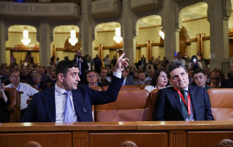 George Simion și Nicușor Dan s-au întâlnit prima dată după turul 1 al alegerilor prezidențiale și au stat unul lângă altul la Congresul BNS