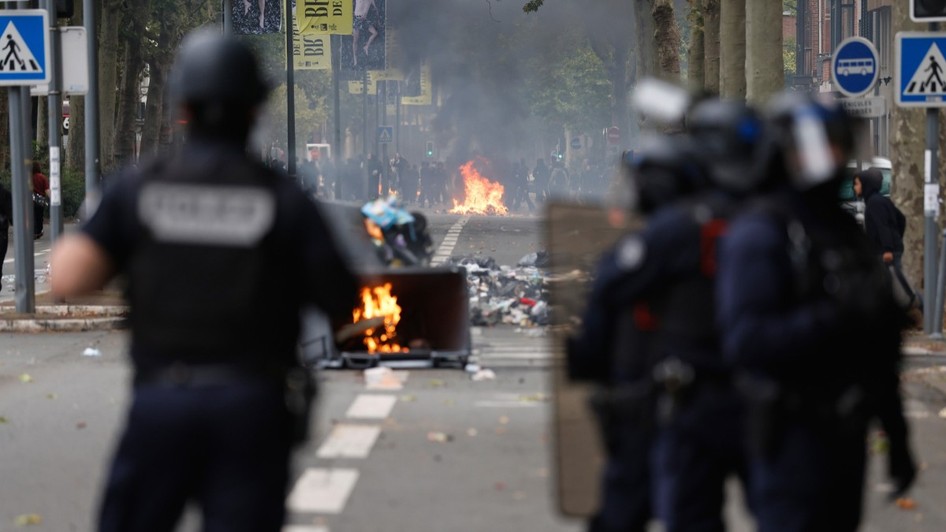 Jandarmi care intervin la un protest pe stradă