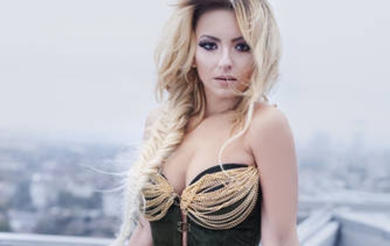 Uite ce abdomen cu pătrăţele are Giulia Anghelescu, la 8 luni după naştere | FOTO ÎN ARTICOL