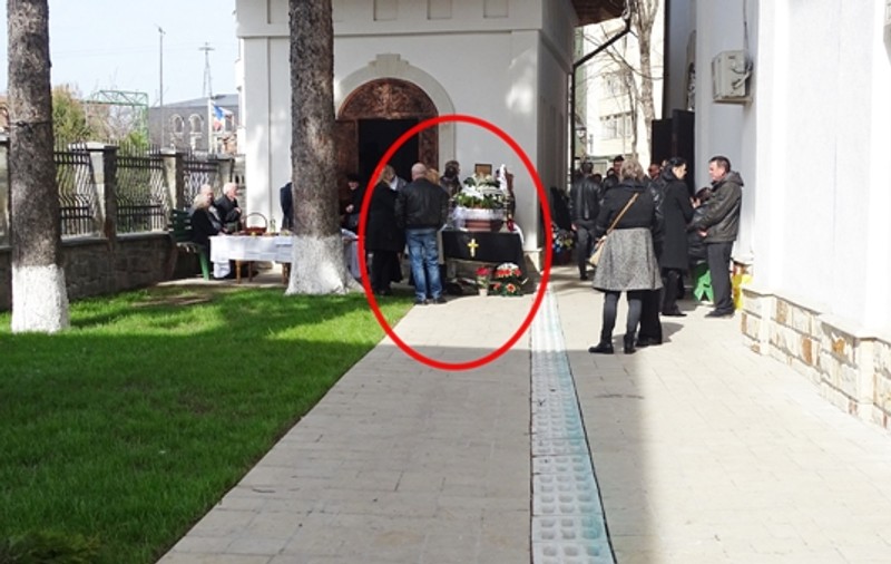 Un preot din Piatra Neamț a întrerupt slujba de înmormântare pentru a face curățenie în biserică