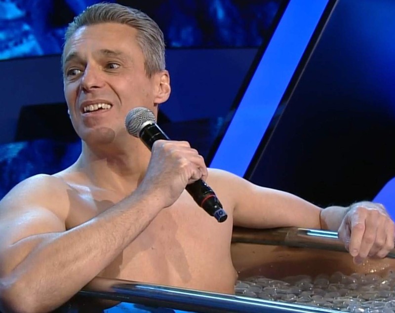 Mircea Badea, atac la adresa lui Smiley după ce artistul și-a anunțat concertul la Cernavodă în plină criză energetică: „Cu vocea aia e cântăreț?”