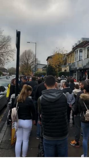 Sute de români stau la coadă în zona Stratford