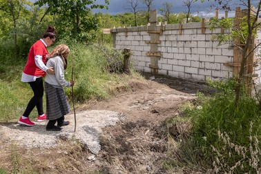 Mariana o conduce pe Emilia spre casa în construcţie