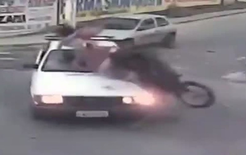 Reacția emoționantă a unui cuplu de îndrăgostiți, imediat după ce au scăpat dintr-un accident de motocicletă | VIDEO