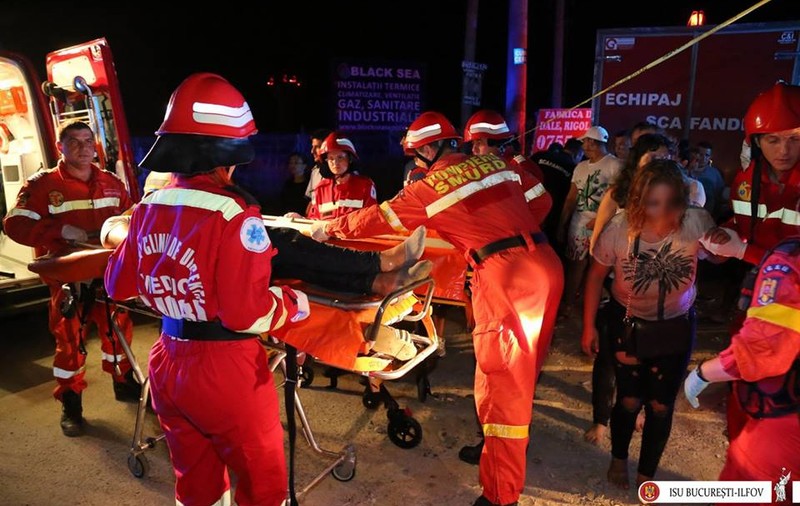 Trei oameni, între care un copil, morți într-un microbuz căzut în Dâmbovița