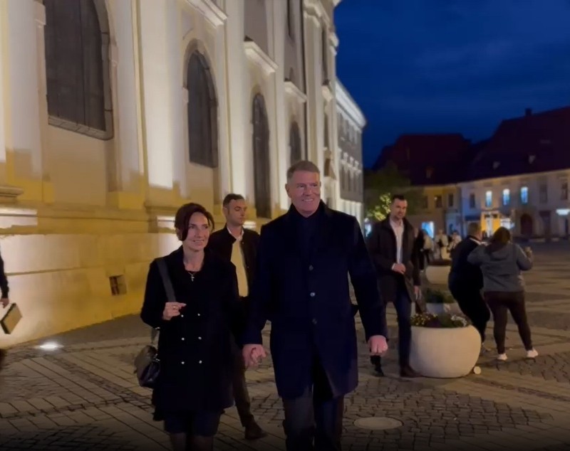 Klaus Iohannis a râs și a refuzat să dialogheze cu presa de Paște, la Sibiu, la două luni după demisia din funcția de președinte