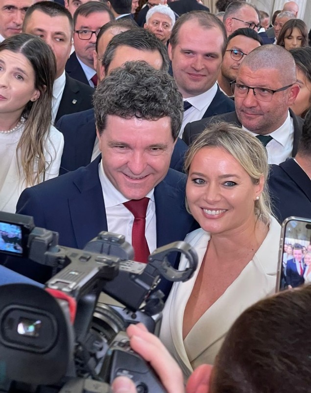 Imagini cu vedetele la învestirea lui Nicușor Dan. Delia, Andreea Raicu și Anca Serea nu au ratat ocazia de a face poză cu noul președinte al României