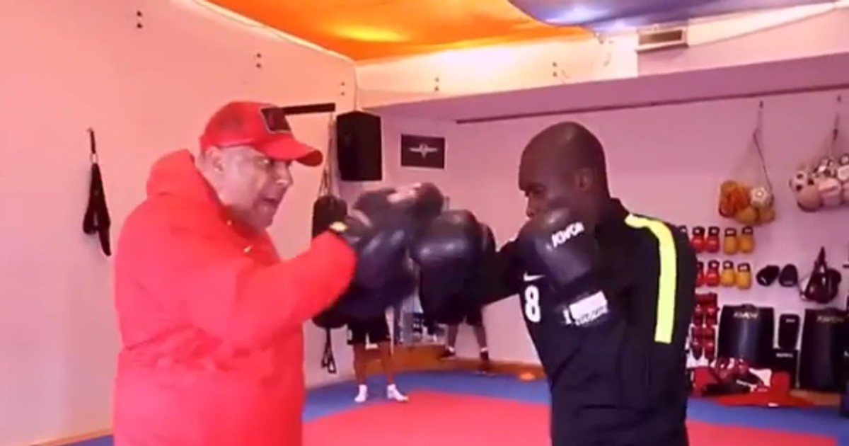 Cosmin Olaroiu face antrenamente de box la Al Ahli Dubai