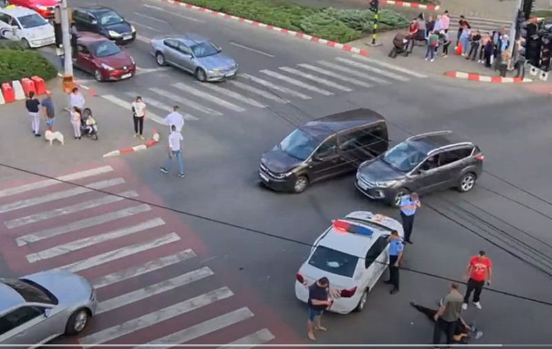 Maşină de poliţie care transporta două persoane la audieri, implicată într-un accident rutier, la Focșani
