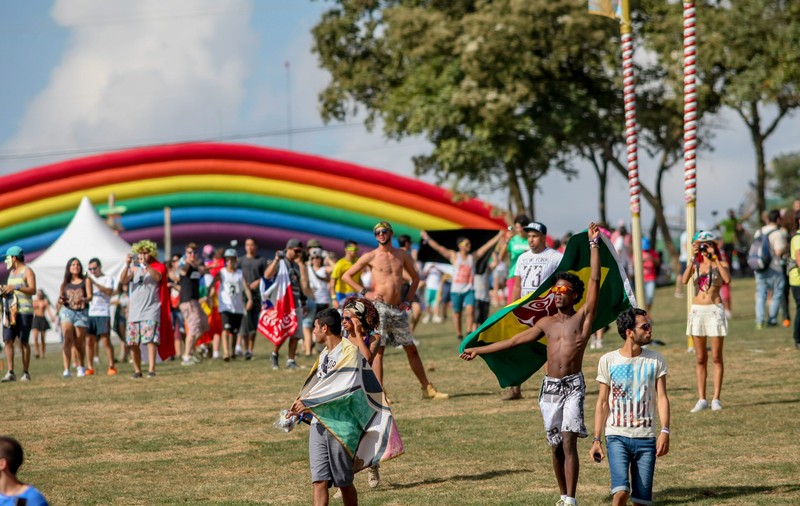 Două tinere au murit la festivalul Tomorrowland, după ce au băut apă în exces. Ce au făcut, însă, înainte le-a fost fatal