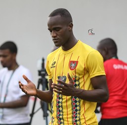 Famana Quizera, în tricoul naționalei din Guinea Bissau, în timp ce se roagă