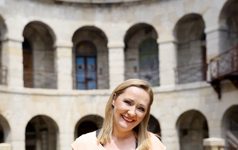 Neînfricata Elena Lasconi intră fără emoții la Fort Boyard. S-a călit cu experiențe extreme în războiul din Afganistan și la cutremurul din Turcia!
