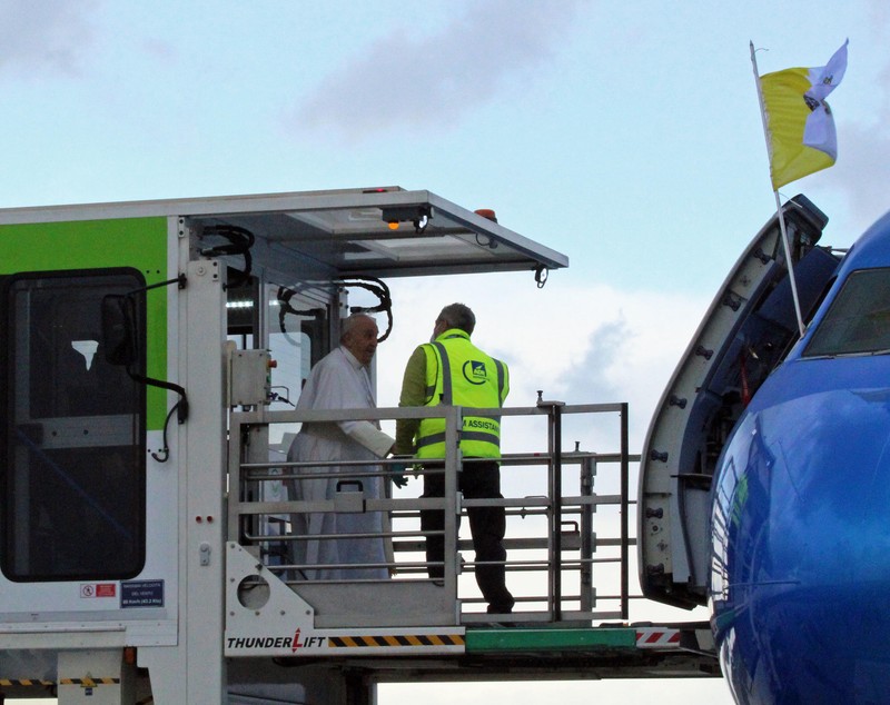 Pentru prima oară, Papa Francisc a folosit un lift pentru a urca într-un avion. Explicația Vaticanului