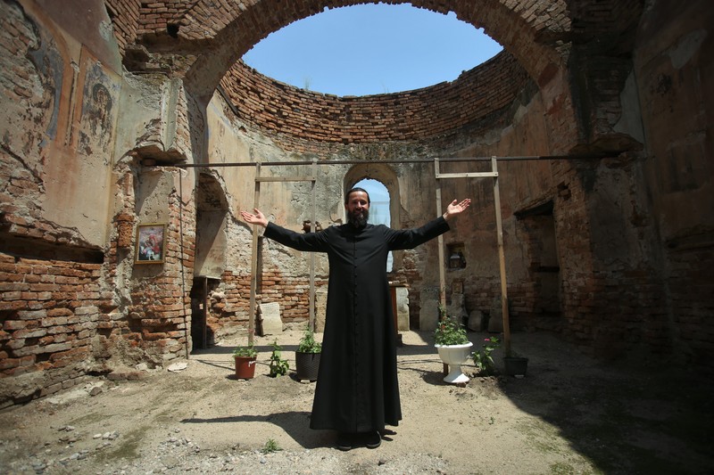 În biserica-ruină n-au mai călcat credincioșii de ani buni, dar preotul Justinian nu-și pierde nădejdea Foto: Dumitru Angelescu
