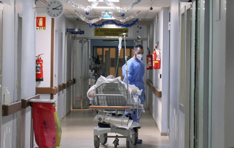 OMS: „Riscul asociat cu noua variantă îngrijorătoare Omicron rămâne foarte ridicat"