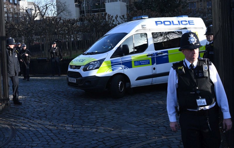 VIDEO | Momente de coșmar într-un mall din Londra. Oamenii au fugit terifiați după ce poliția a coborât pentru un arestat un bărbat înarmat