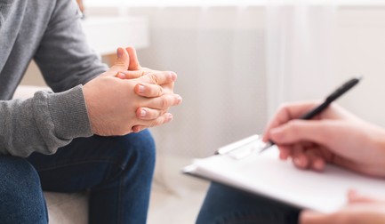 Psihoterapia este necesară pentru persoanele cu gânduri suicidare