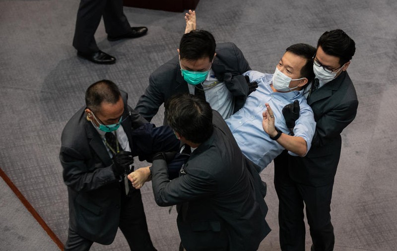 VIDEO | Bătaie în parlamentul din Hong Kong, între pro-democrați și pro-Beijing