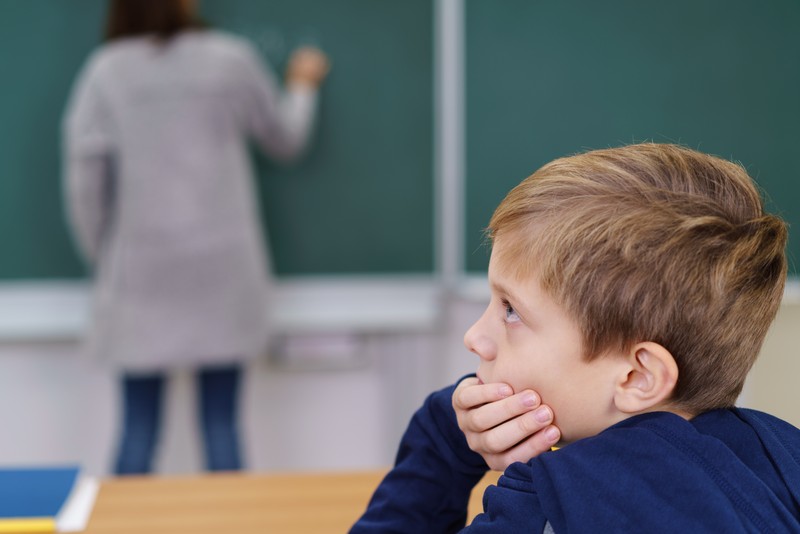 Elevii români învață după o curriculă învechită de zeci de ani. Școala românească pune accent pe memorare, în timp ce alte sisteme de educație sunt orientate către tot ce înseamnă practic Foto: Shutterstock