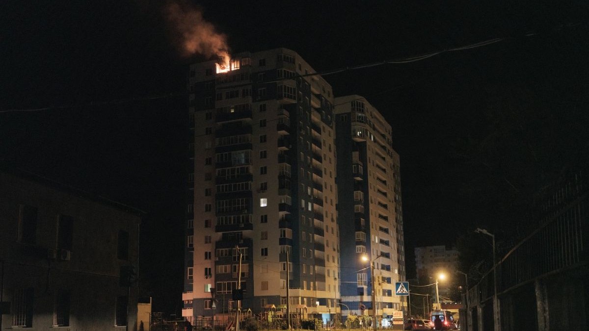 Imagine de noapte cu un bloc, flacari se vad la ultimul etaj, Echipele de urgență sosesc în zona afectată de un atac nocturn în Harkov, Ucraina, pe 5 iunie 2025. Șase lovituri cu rachete au lovit zona, două dintre ele fiind lovituri directe asupra unor clădiri rezidențiale de apartamente