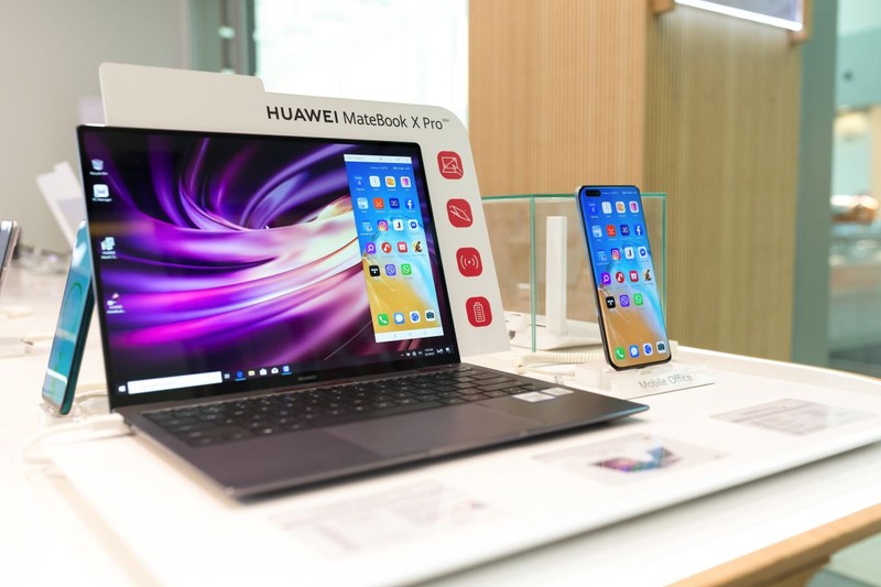 Huawei produce, pe lângă echipamente de telefonie și tablete, laptopuri, căști inteligente și ceasuri