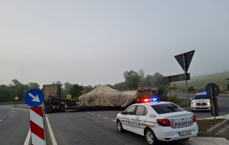 Un convoi cu tancuri pentru Ucraina care trecea prin România a rămas blocat câteva ore într-o intersecție din Sălaj