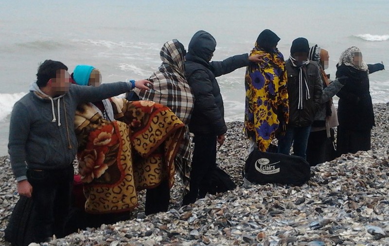 Cinci somalezi şi trei sirieni, «pescuiţi» de Garda de Coastă pe plaja din Vama Veche | FOTO