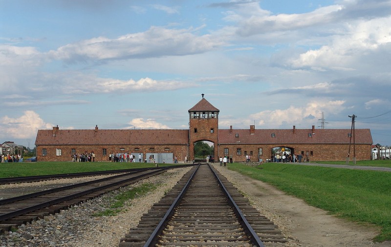 O recenzie jignitoare la adresa muzeului Auschwitz a fost postată pe TripAdvisor. Reacţia platformei de călătorii
