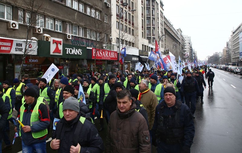 FOTO&VIDEO/ Mii de polițiști și angajați din penitenciare au protestat în fața Guvernului