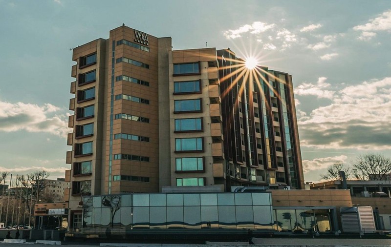 Parcarea din fața hotelului Vega din Mamaia, scoasă la licitație de ANAF. Terenurile au fost sechestrate de la firma milionarului Gabriel Comănescu