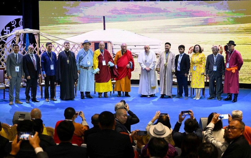 Papa Francisc a îndemnat la dialogul dintre religii, într-un discurs cu citate din Buddha în timpul vizitei în Mongolia