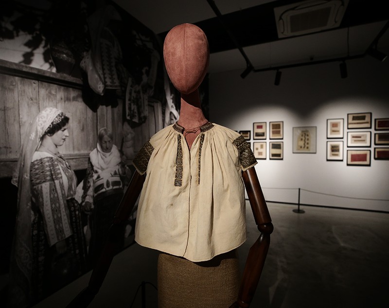 Cea mai veche ie din România, expusă la Art Safari. Cămaşa tradiţională are peste 200 de ani. FOTO
