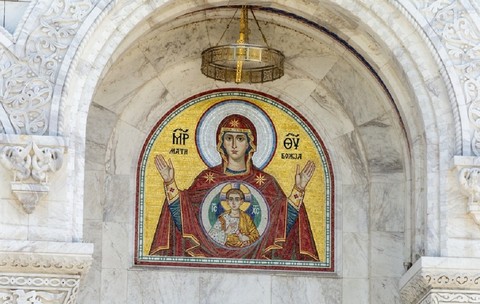icoană cu Maica Domnului pe o biserică de piatră 