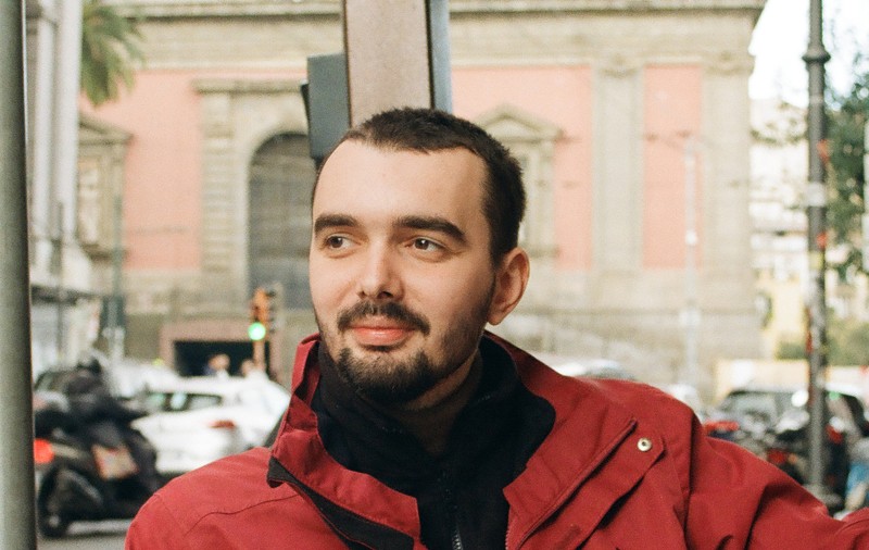 INTERVIU. Întrebările unui tânăr poet către confrați: „Ce facem cu românii care trăiesc în afara bulei noastre? Îi respingem ca pe barbari?”