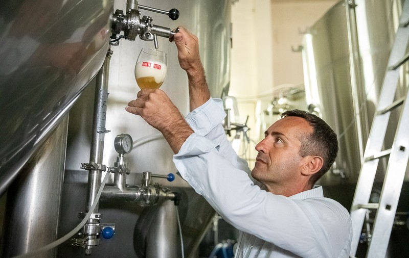Povestea francezului mutat în România care face bere artizanală cu apă de Buzău