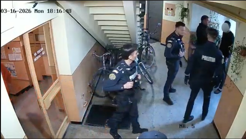 Polițiștii sosiți la fața locului discută cu concubinul. Foto: captură video