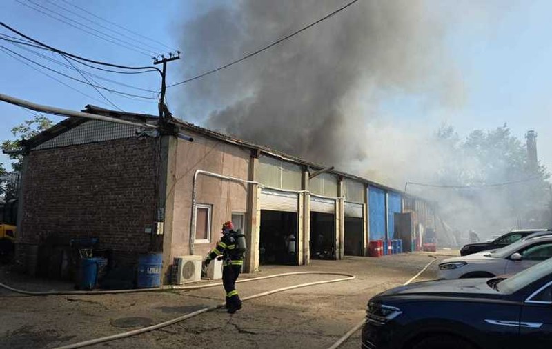 Incendiu puternic la un service auto din Sectorul 2. Două persoane au fost intoxicate cu fum