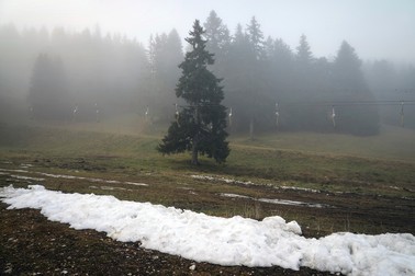 Telescaun închis temporar din cauza lipsei de zăpadă în Le Revard, lângă Aix-les-Bains, în Alpii francezi - joi, 5 ianuarie 2023 | Foto: Profimedia Images