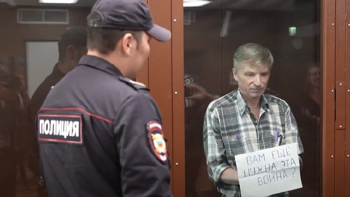 Aleksei Gorinov, mesaj din boxa acuzaților: „Încă vă trebuie acest război?” Captură YouTube