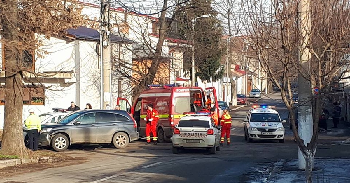 Galaţi: Poliţişti la spital, după ce maşina cu care patrulau a fost lovită de un alt autoturism