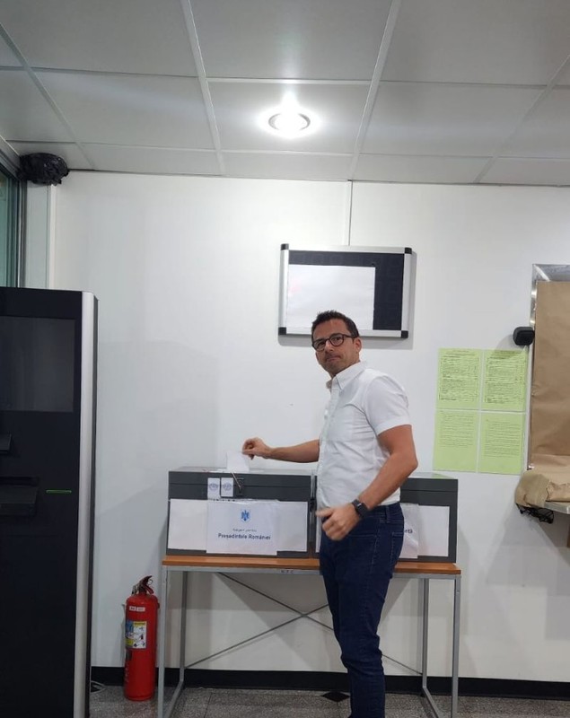 Imagini cu românii care au votat în diaspora la alegerile prezidențiale. Cel mai vârstnic alegător are 100 de ani