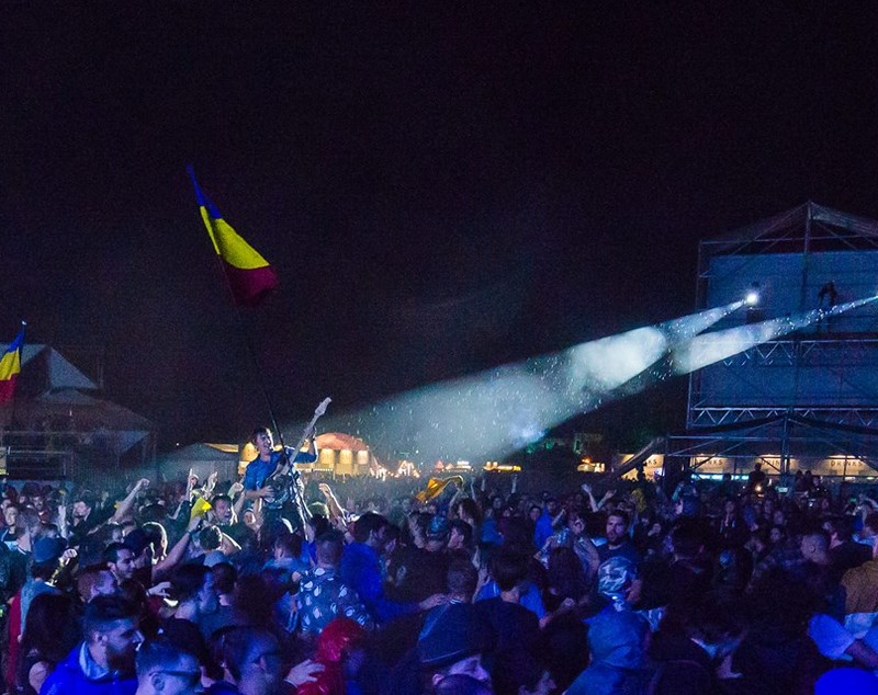 Electric Castle, a doua zi de concerte și de... ploaie | Chitaristul de la Enter Shikari, purtat pe brațe de spectatori