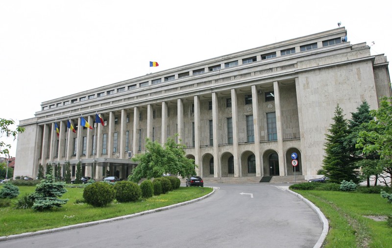 Statul nu își respectă propriile legi. De la „atenție cade tencuiala” la legi date degeaba pentru educație, pensii și salarii